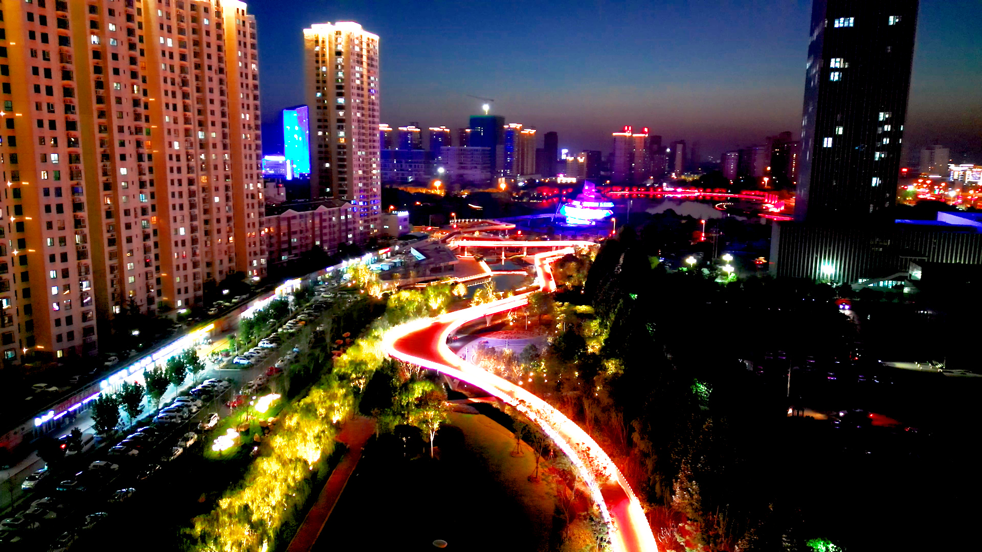 夜景迷人枣庄凤鸣湖畔又添新景千米空中栈桥彩光流动