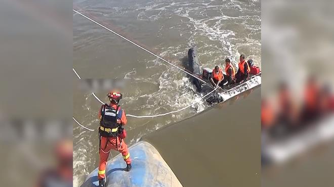 三男子自制皮划艇水中解体被困 滨州消防员成功营救上岸