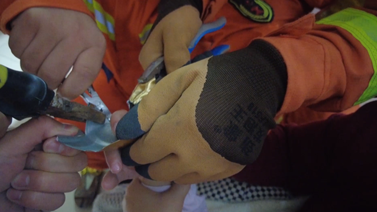 滨州：四岁女童手卡玩具孔洞  消防及时营救