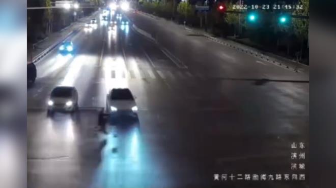 滨州：路口“赌命”闯红灯 下一秒被撞飞