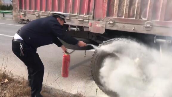 诸城：巡逻途中遇货车起火 交警秒变消防员