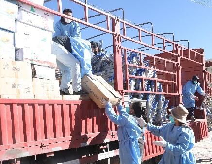 淄博援藏工作组捐赠600套课桌椅进校园