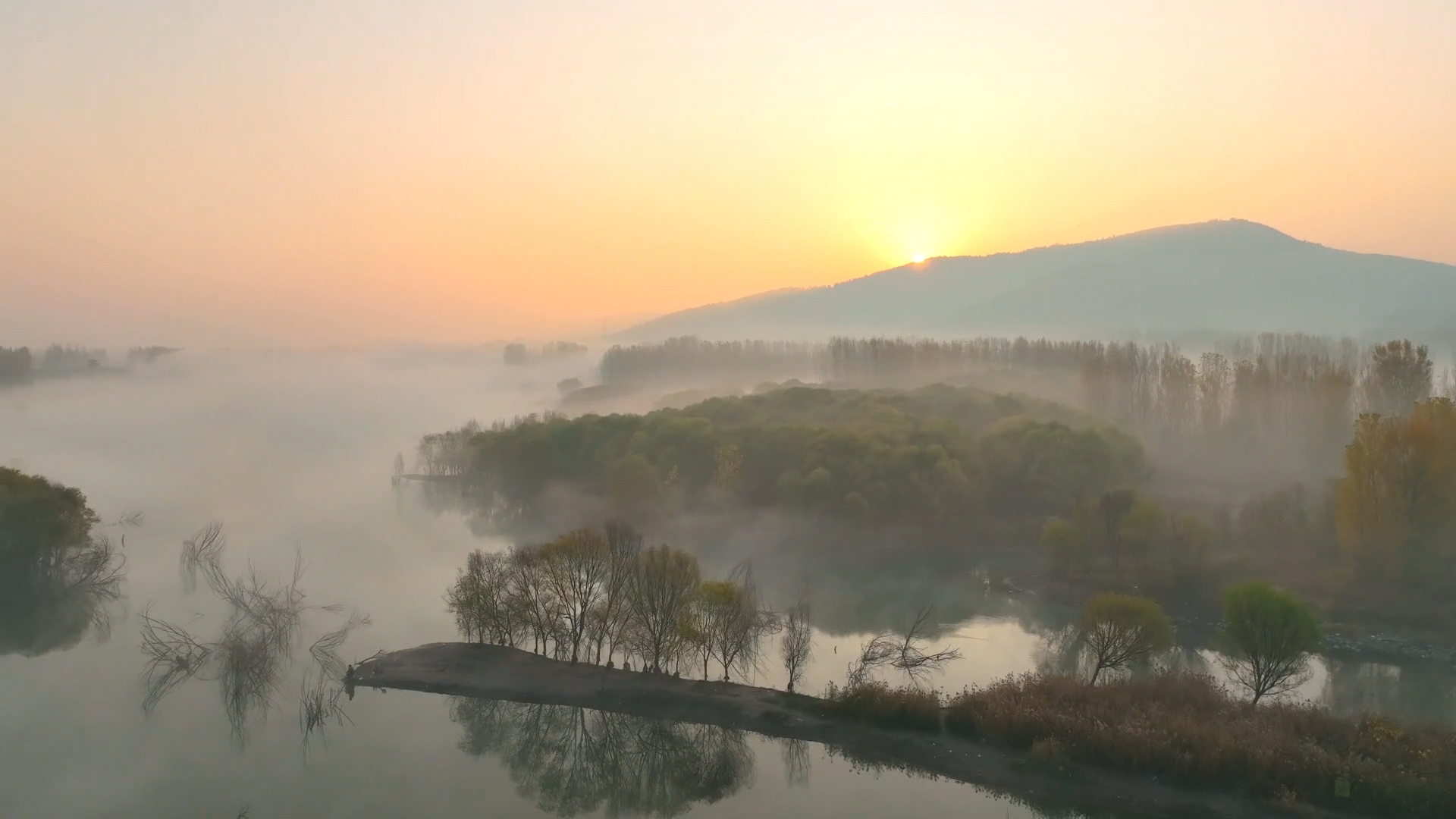 神秘而迷人！枣庄黑峪水库现平流雾景观 宛如“人间仙境”