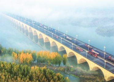 济宁太白湖景区圣贤桥在清雾中若隐若现蔚为壮观