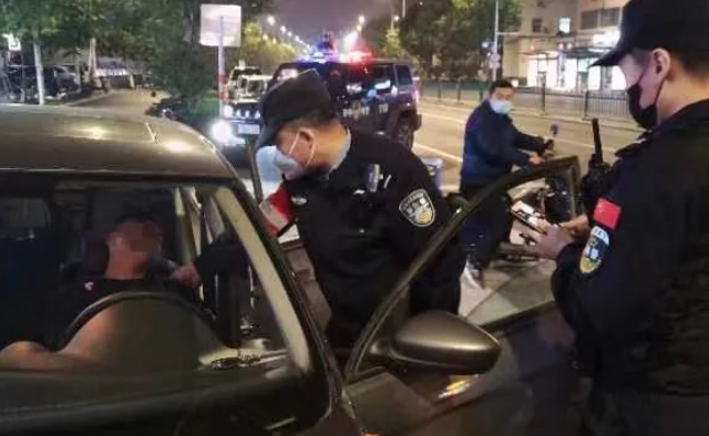 警车开辟“生命通道”济宁市中公安护送休克患者转危为安