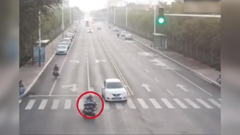 滨州一电动车左转未观察让行与直行轿车相撞倒地