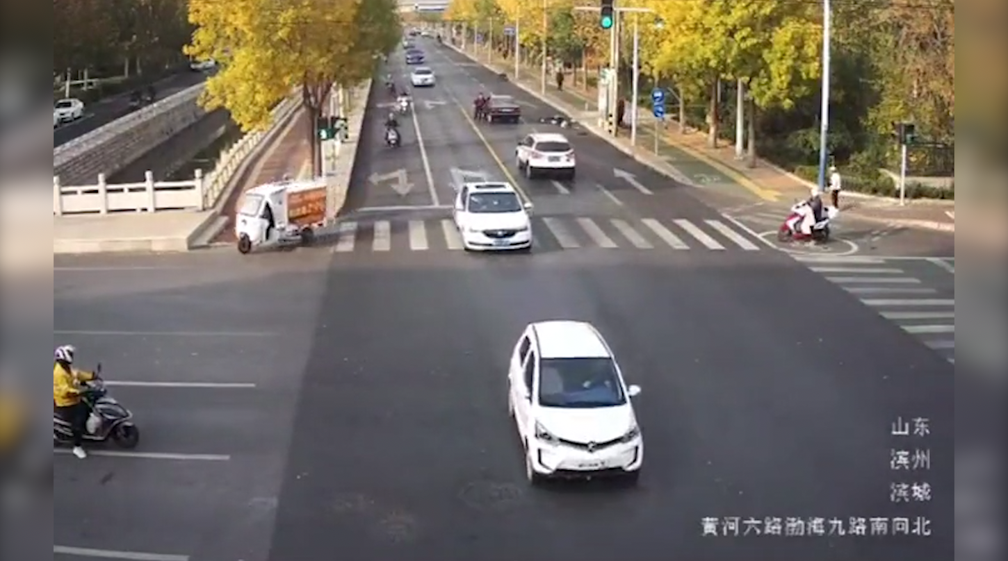 滨州：电动车“鬼探头”式横穿马路被撞飞
