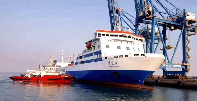 国内最先进货滚船安全首航潍坊港
