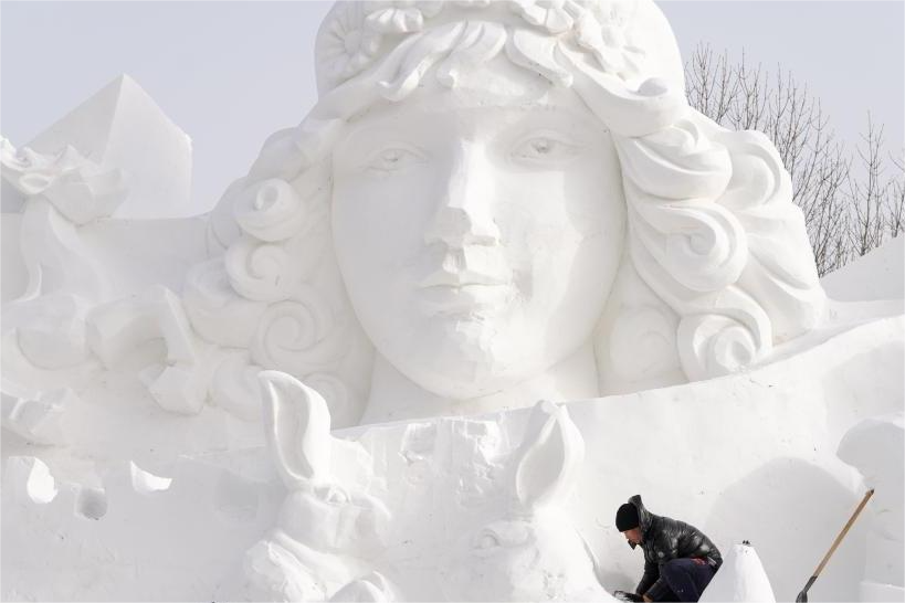 第35届太阳岛雪博会雪雕作品渐次完成雕刻