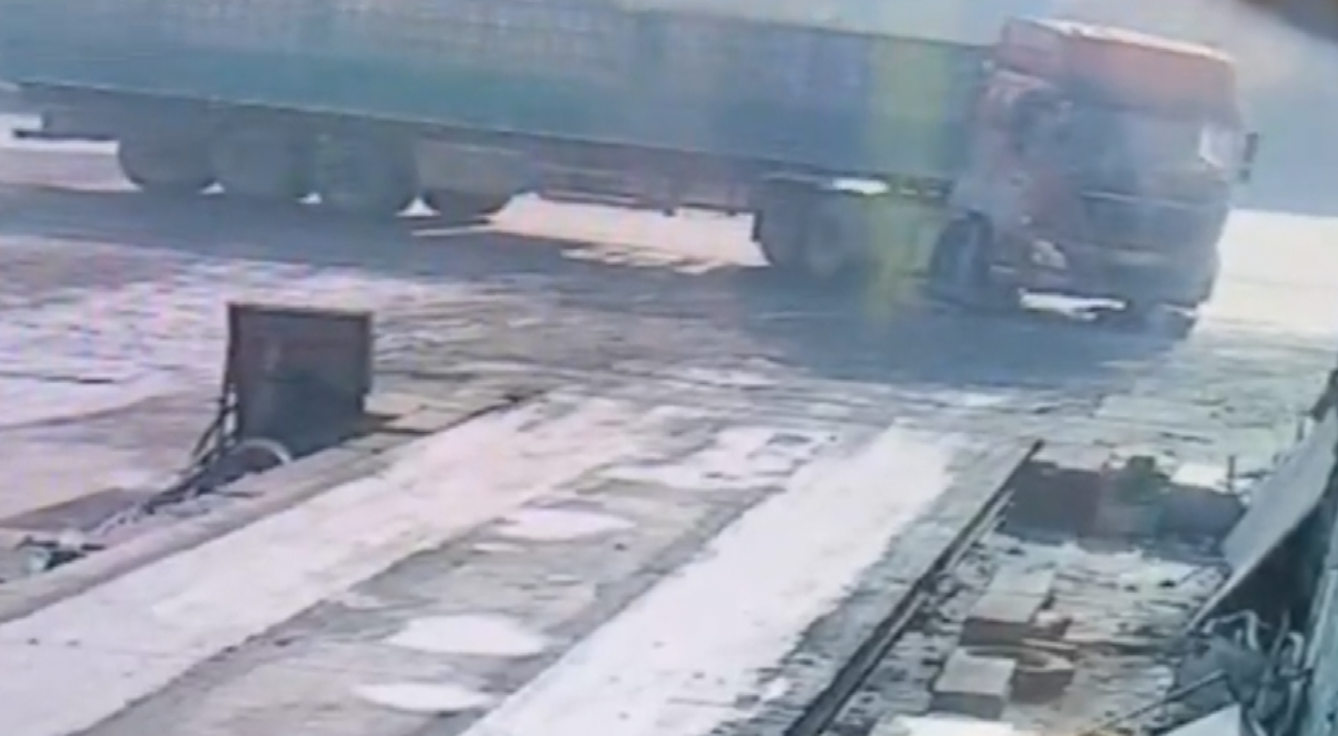 鄒平：危險!一大貨車轉彎與一電動車相撞