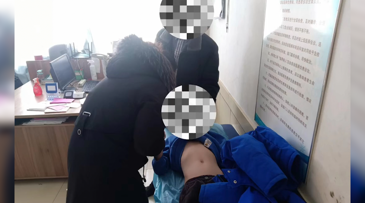 濱州一男童突發疾病 民警緊急送醫