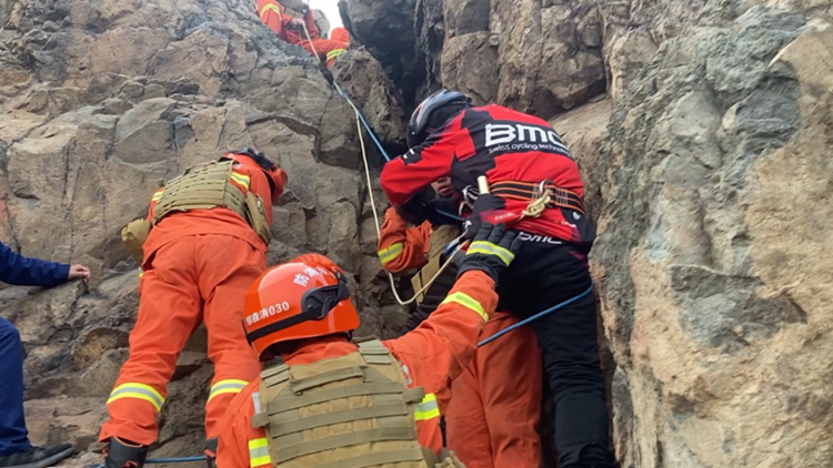 滨州：驴友爬山被困山顶悬崖 消防成功救援