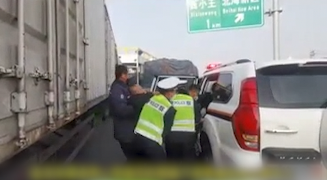 群众在高速上突发疾病 滨州公安民警12分钟火速救援
