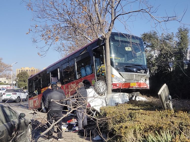 淄博126路公交车撞翻路边车辆 6车受损
