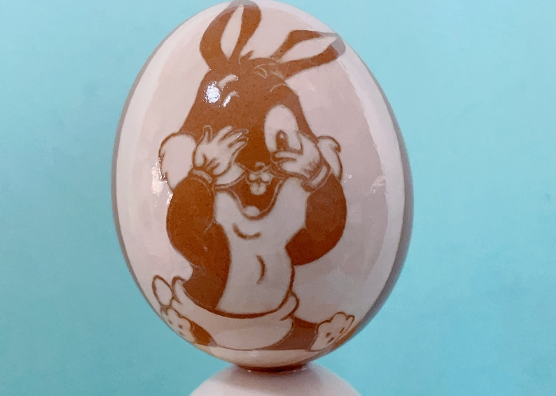 山东手艺人蛋壳上雕刻“吉祥兔”