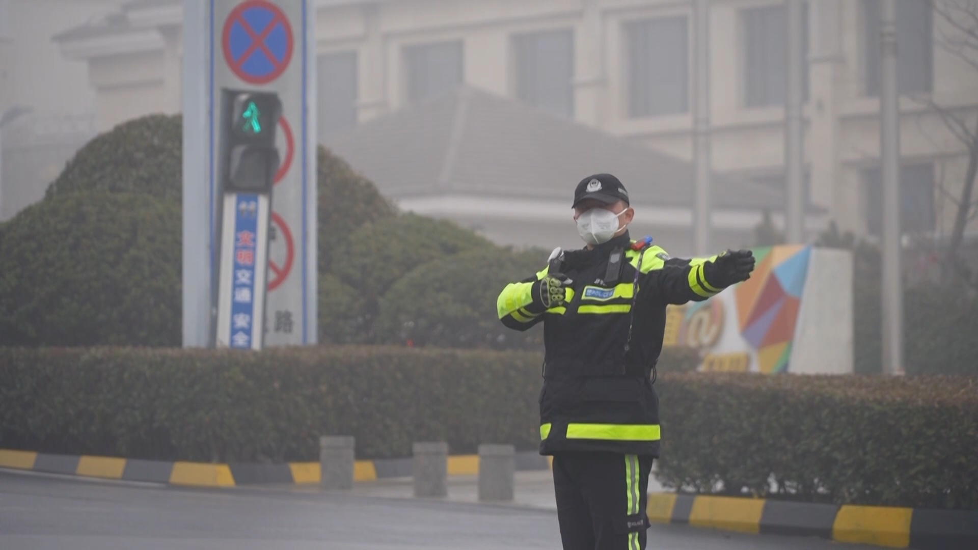 枣庄薛城交警以“雾”为令 全力为群众平安出行“保驾护航”