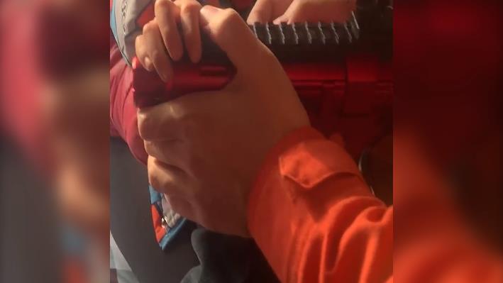 男孩被玩具卡住手指 滨州消防暖心救援
