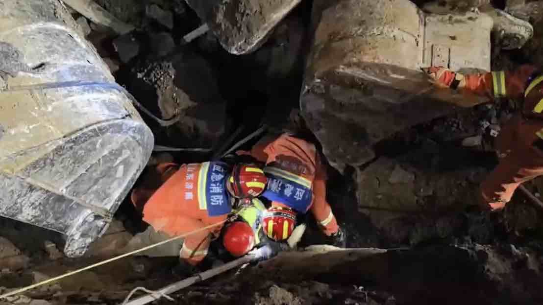 工地塌方男子被困3米深坑 济南消防紧急救援