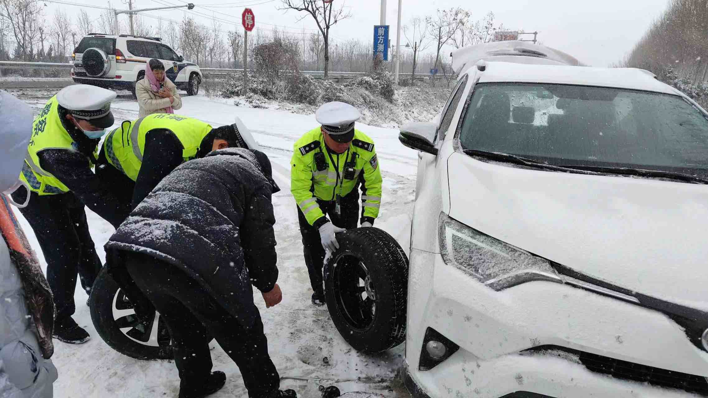 雨雪天气车辆爆胎被困 路遇交警紧急救援