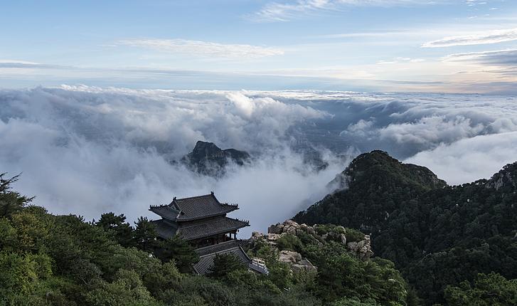 泰山之巔云海翻騰 仿若神秘仙島