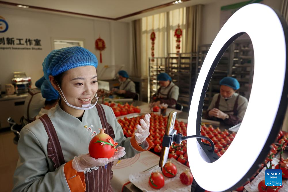 People across China prepare for the New Year 2025_news_english