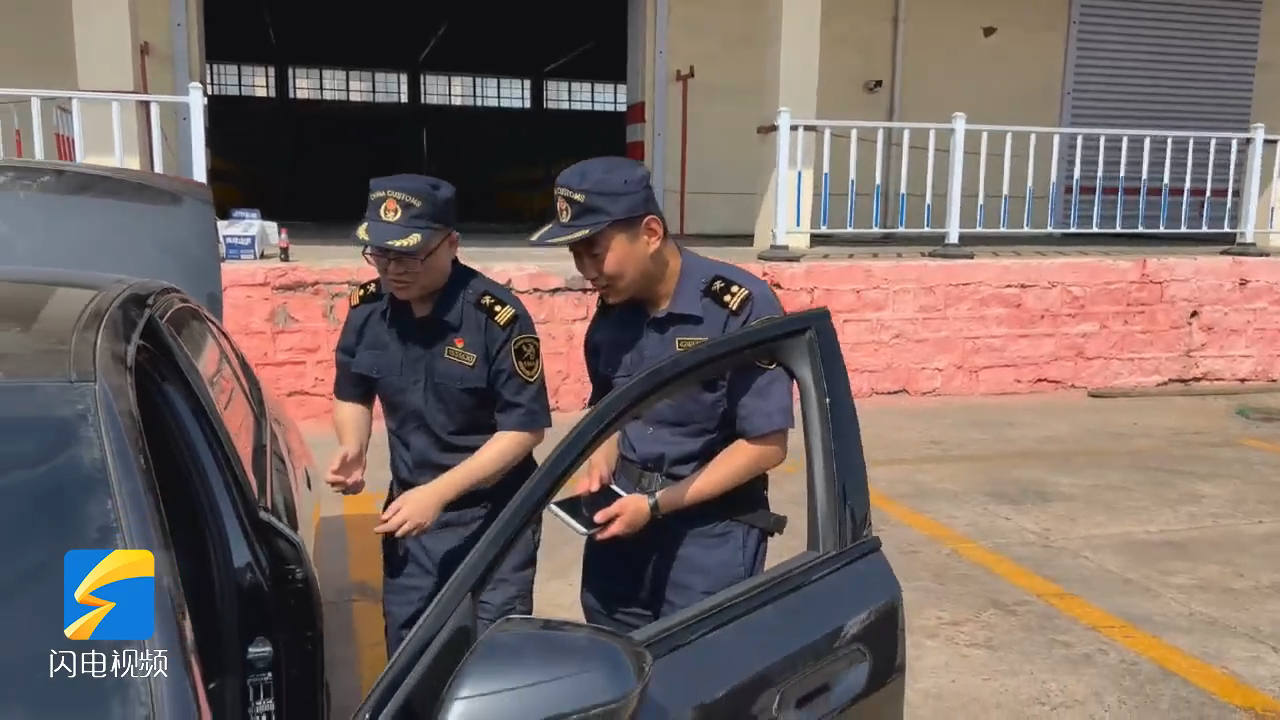 青岛大港海关查获过境货物夹藏旧汽车20辆