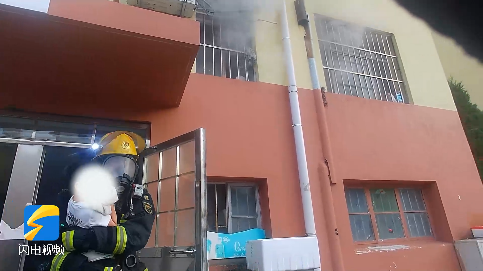 日照：一住宅突發火災 消防成功救出被困兒童