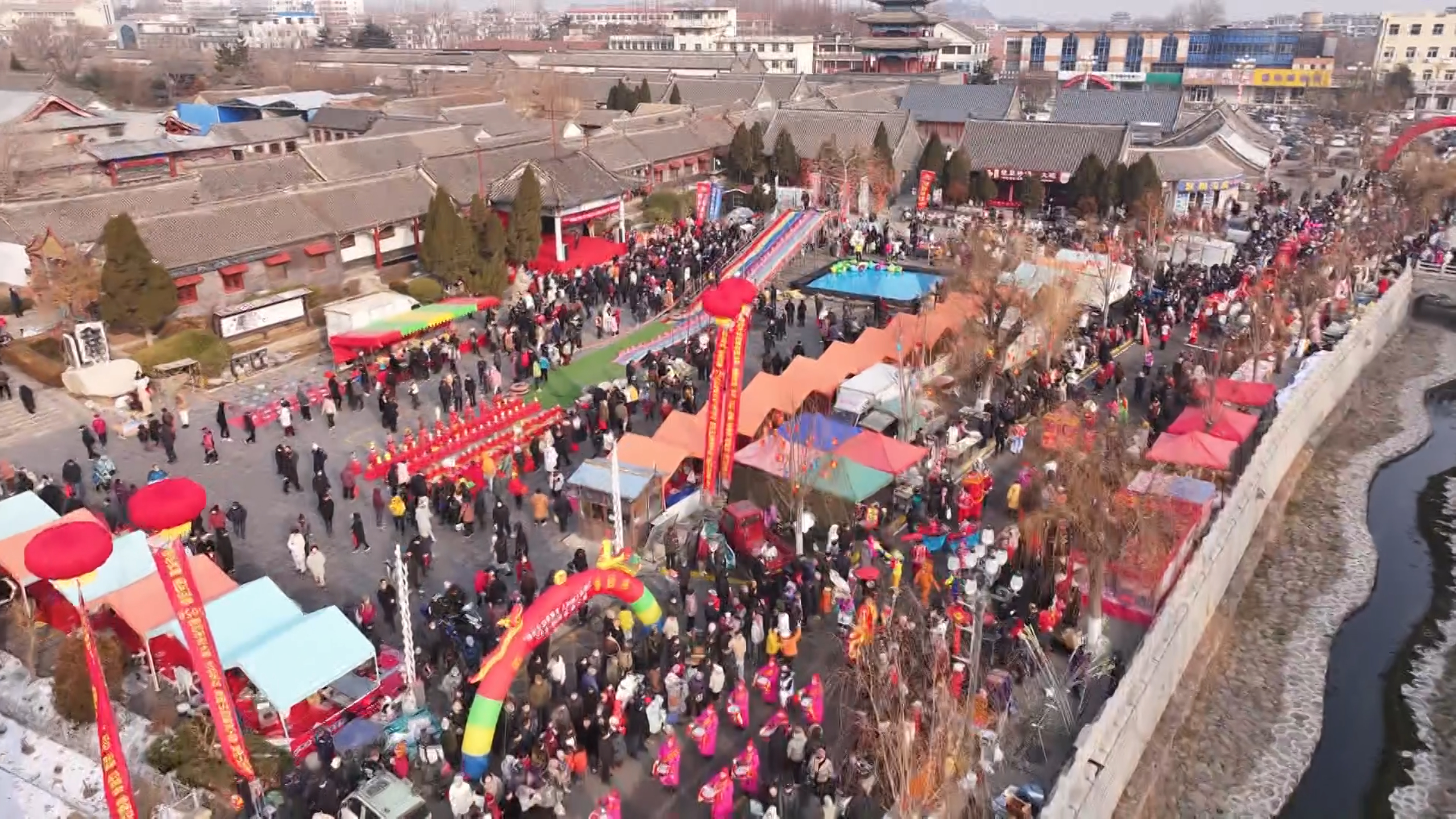 烟台蓬莱：赶大集备年货 烟火气里迎新春