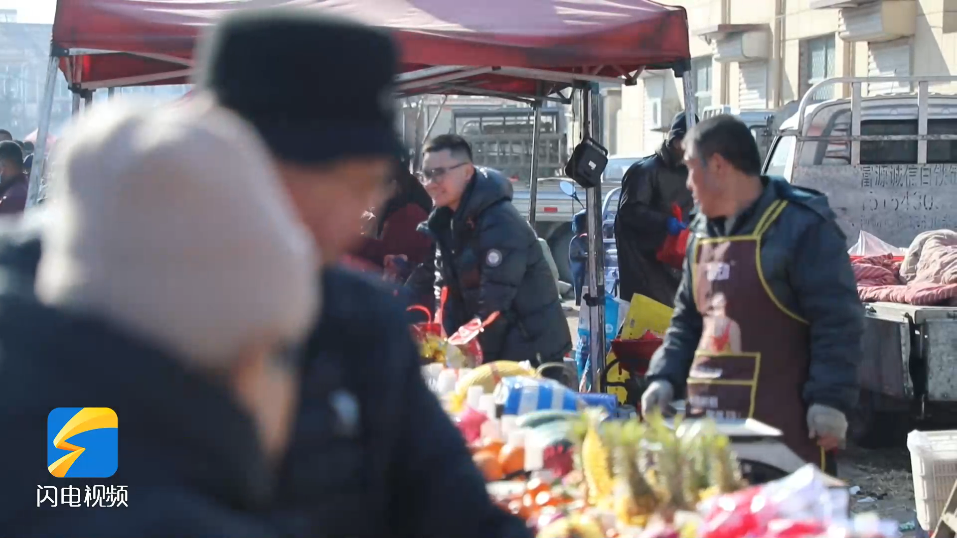 沾化:年味在烟火气中悄然升腾 群众赶大集备年货