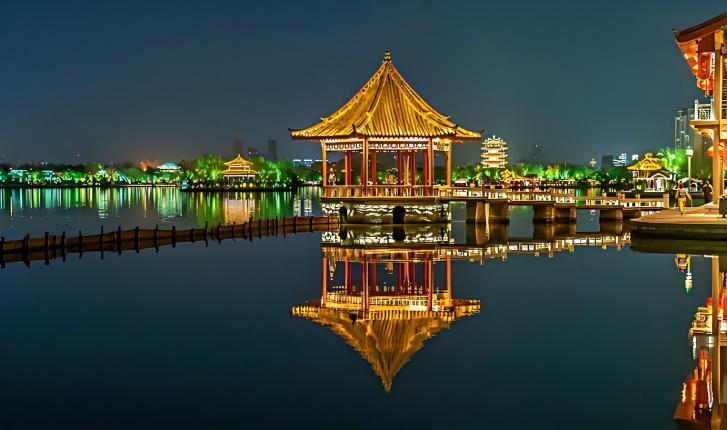 济南：泉在院中 院在城中