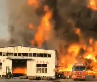 菏泽一材料公司车间发生火灾，过火面积200平左右，无人员伤亡