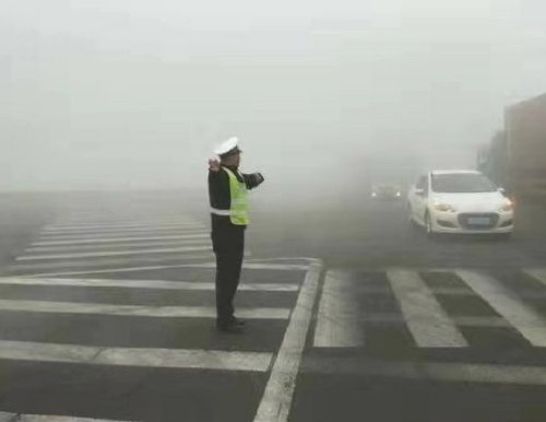 滨州市多地出现大雾恶劣天气 交警部门全力保障出行安全