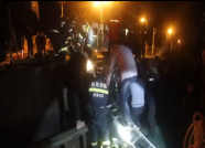 威海：男子落入海中被夹船缝间 消防紧急救援