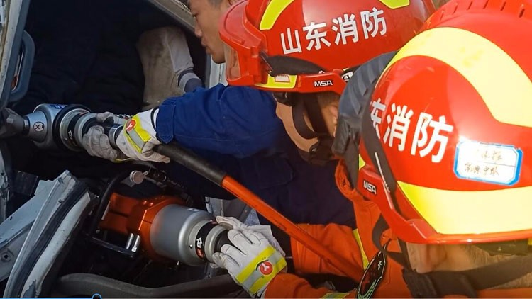 62秒丨滨州沾化辖区发生连环追尾事故 消防现场“抱”出被挤压驾驶员