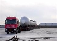 总重1400余吨的两个大型压力容器在威海荣成顺利建成交付