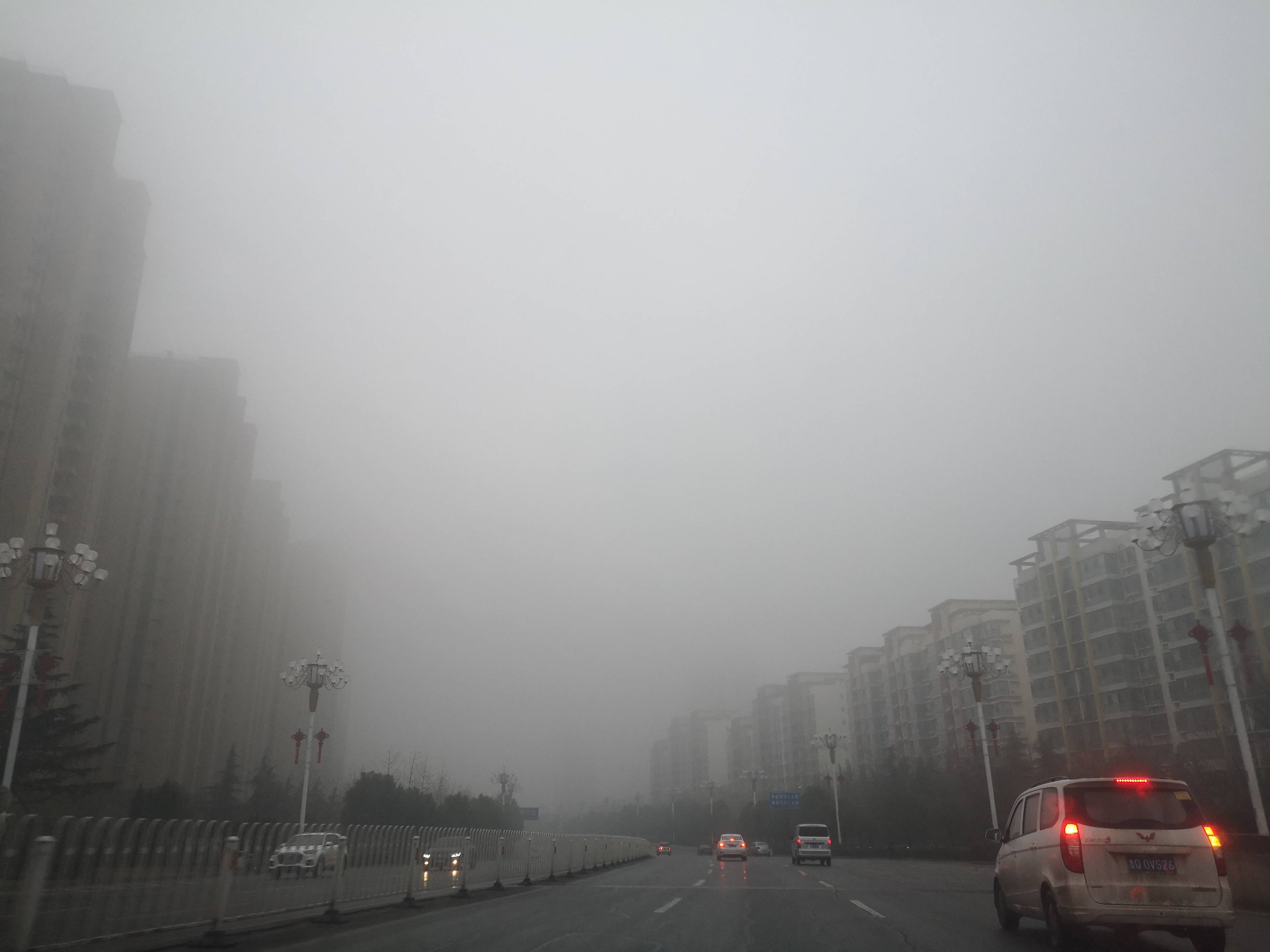 青兰高速临沂境内两站口因雾七座以上客车及危化品车辆限行