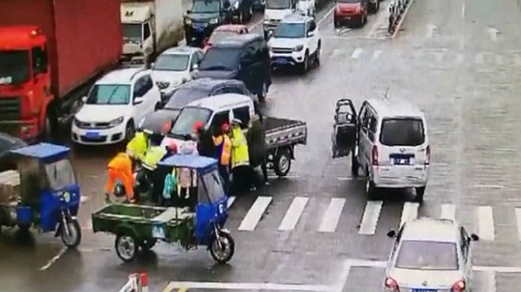 44秒丨暖心一幕！男子骑车摔倒被后方车辆压车底 警民合力抬车救人