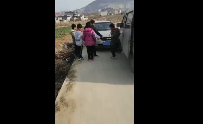 20秒|核载8人面包车塞进15名学生，枣庄警方从重查处一超载“黑校车”
