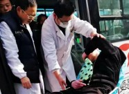 正能量！潍坊小伙坐公交突然晕倒 热心司机与乘客合力施救