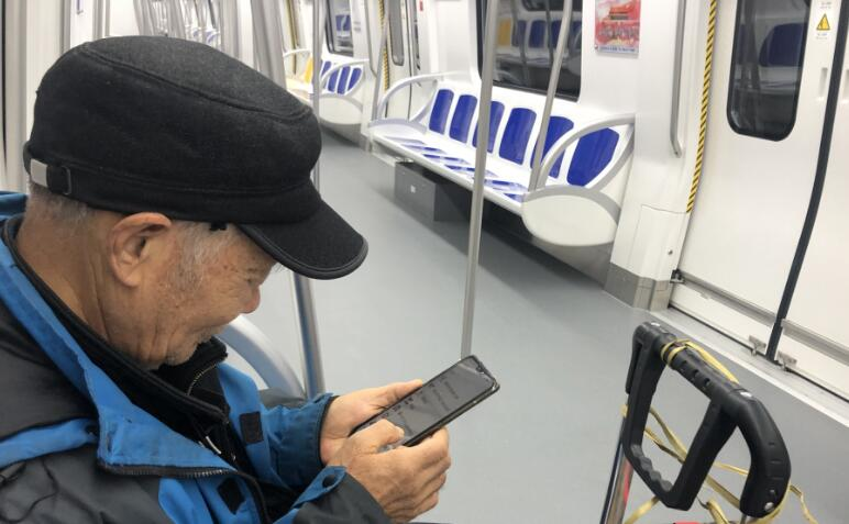 78岁乘客体验济南地铁3号线首发车：车上WIFI特别好，去济南东站还省一半时间