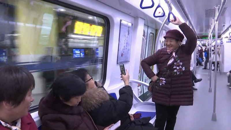 20秒丨拍照打卡、坐着地铁去终点站买菜！济南市民玩转3号线