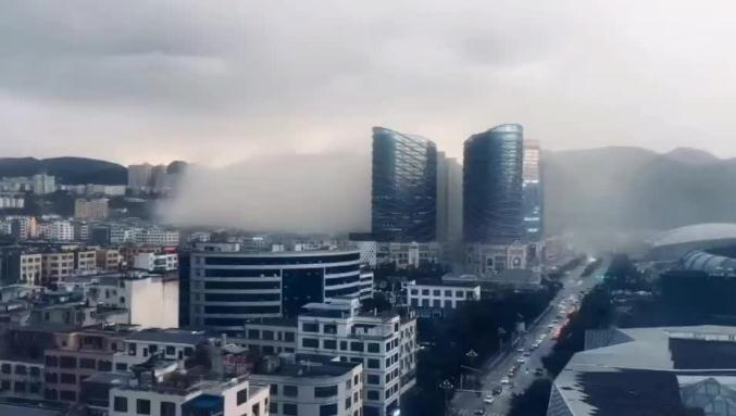 34秒丨暴雨冰雹晚霞雙彩虹！貴陽天氣變化莫測一天內出現多種天氣