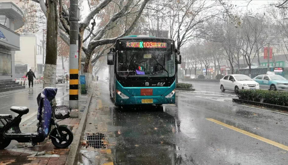 受降雪结冰影响 济南41条公交线路临时停运