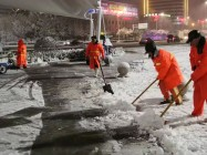 66秒丨2020年第一场雪：潍坊“城市美容师”连夜奋战除雪第一线