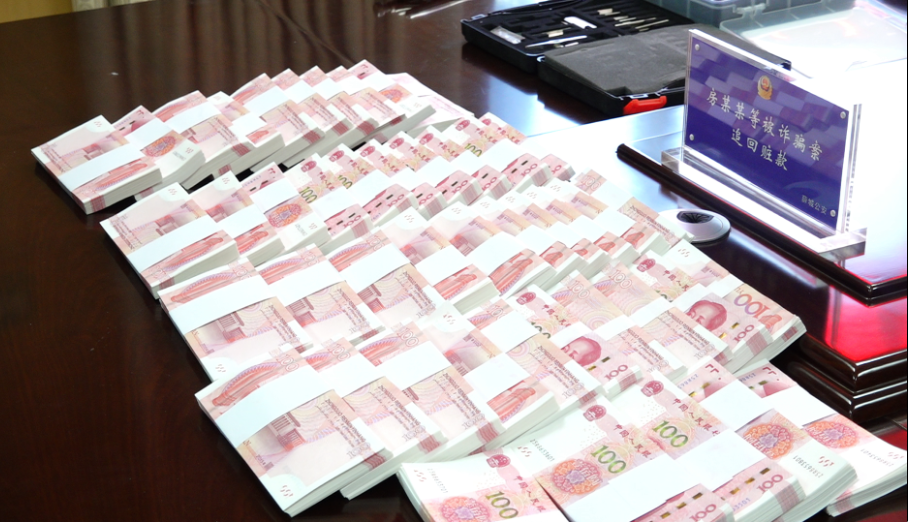 23秒｜直击枣庄薛城警方退赃现场，三名受害者领回45万现金