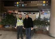 安徽籍男子寒冬凌晨被困服务区 威海高速交警暖心送往机场