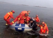 57秒丨泰安一女子跳河轻生，消防员跳入冰冷河水救援