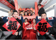 鲁南高铁办“列车微型春晚” 唱歌、跳舞、包饺子