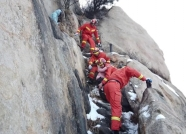 74秒丨泰安一对母女登山被困半山腰 消防成功解救