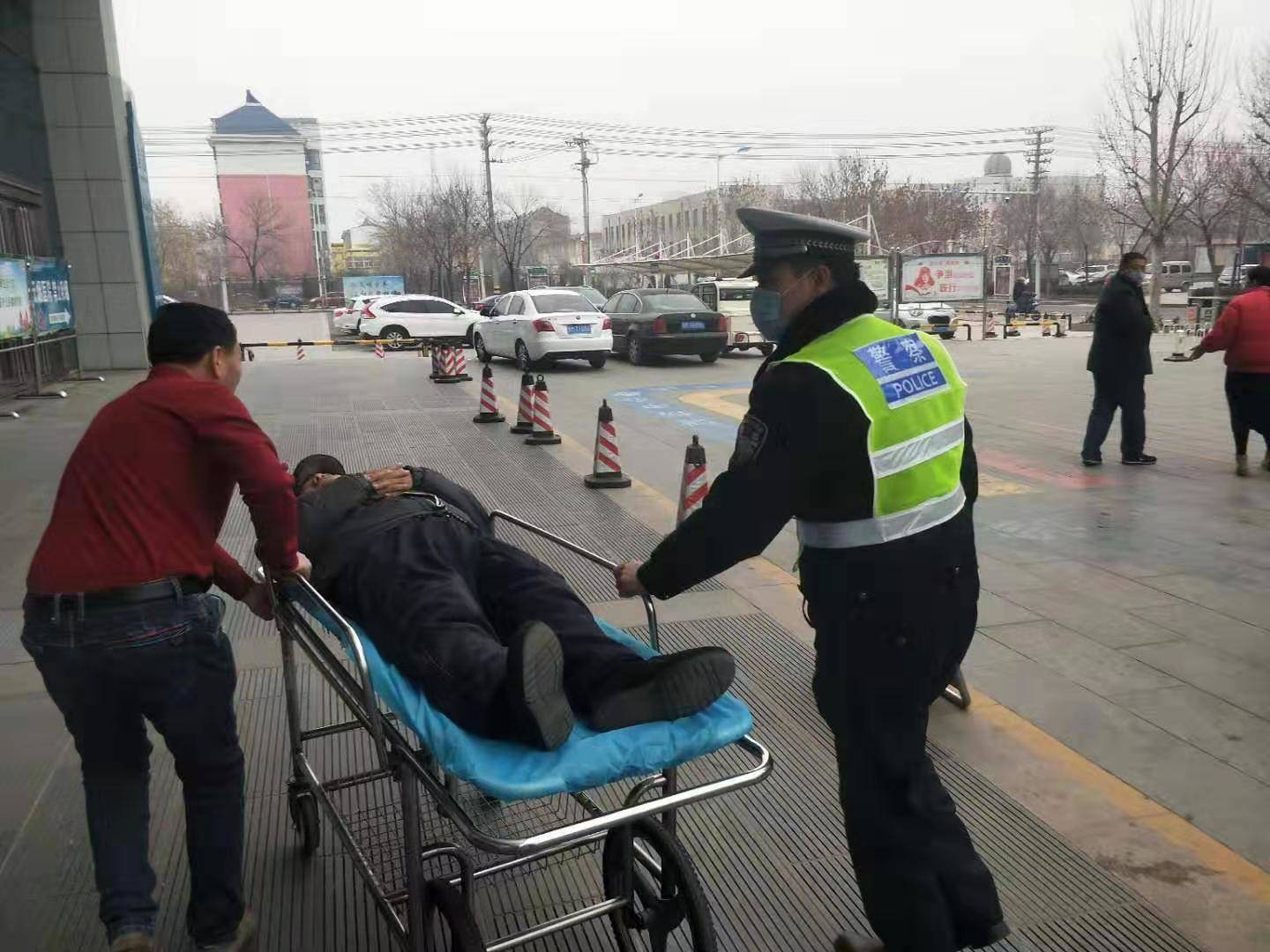滨州博兴一患者送医途中寻帮助 两名辅警紧急助力送医